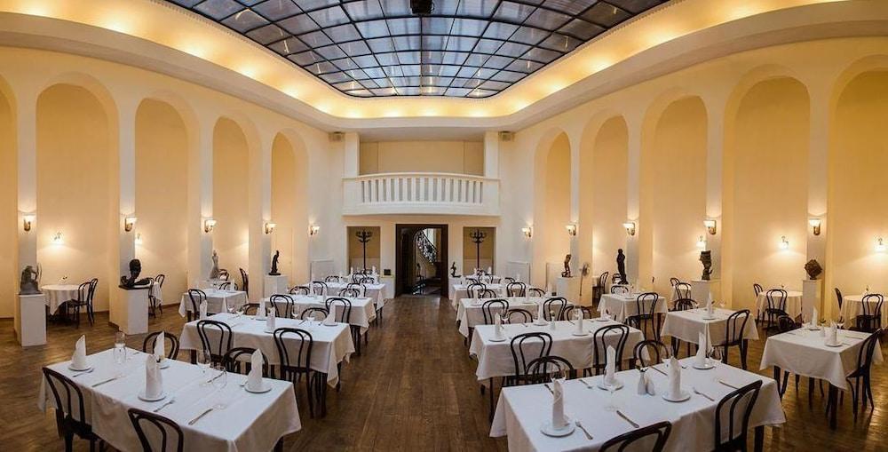 George Hotel Лвив Екстериор снимка